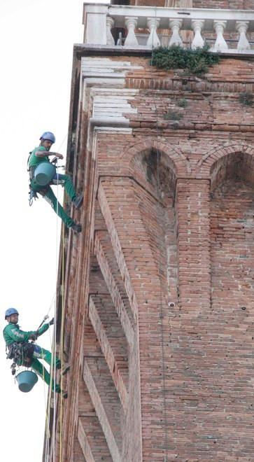 Al via l’intervento di pulizia dei muri del Castello Estense 