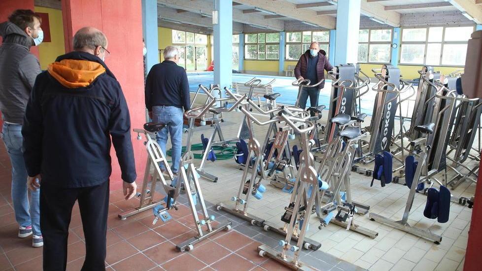 Piscina in vendita: code già prima dell’ora di apertura per vedere la merce