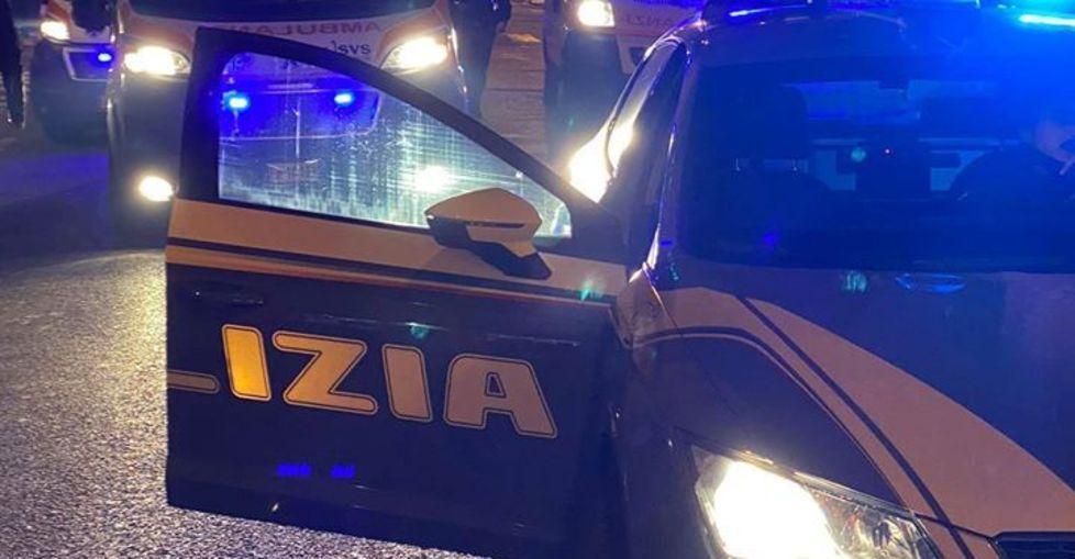 Danneggia una macchina e insulta gli agenti della volante 