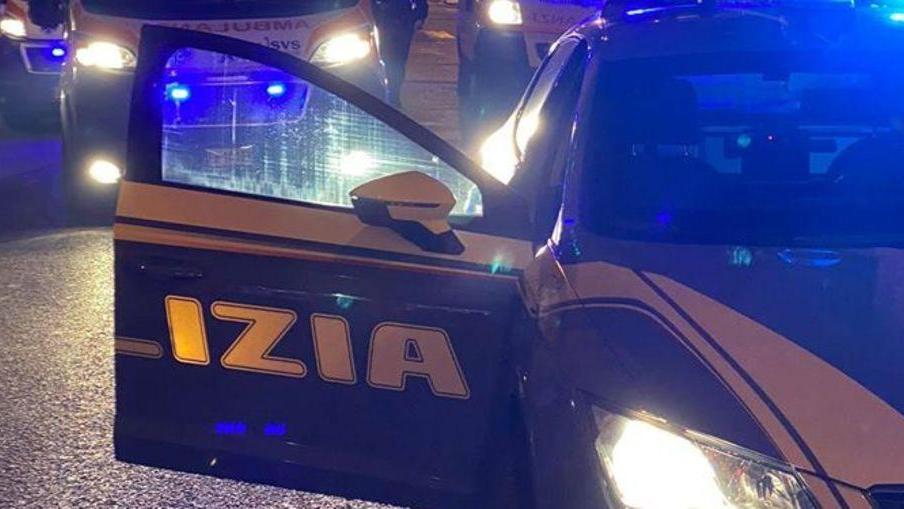 Danneggia una macchina e insulta gli agenti della volante