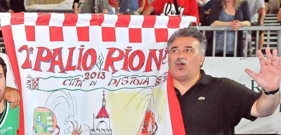 Giuseppe Pacca mentre festeggia col Rione Drago la vittoria della Giostra del basket nel 2013