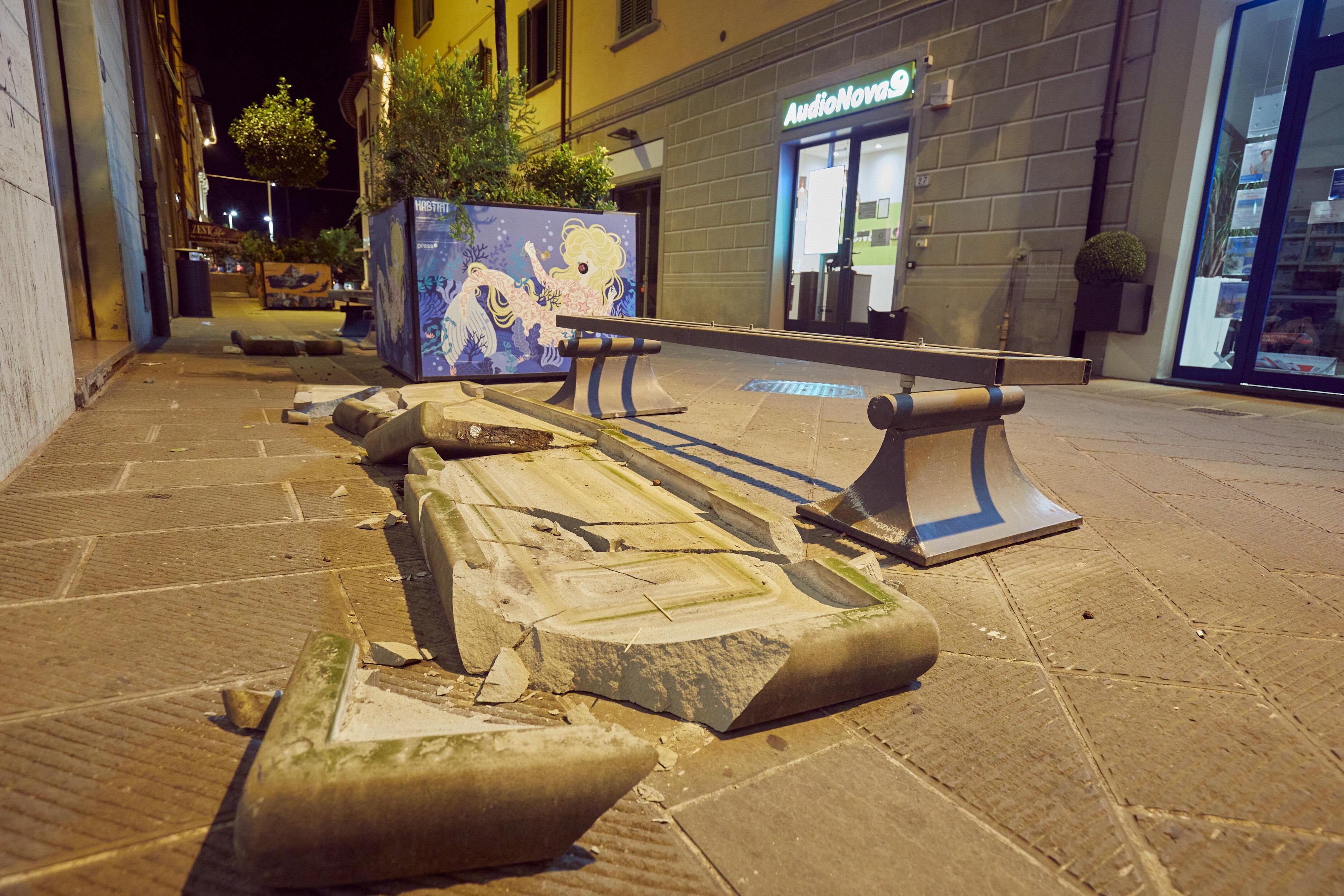 Le panchine danneggiate in via Ridolfi a Empoli (foto Sestini)
