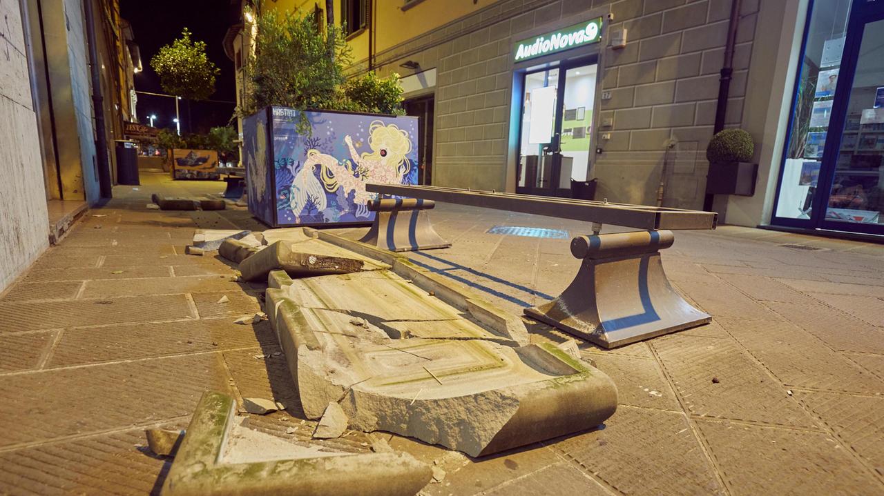 Le panchine danneggiate in via Ridolfi a Empoli (foto Sestini)