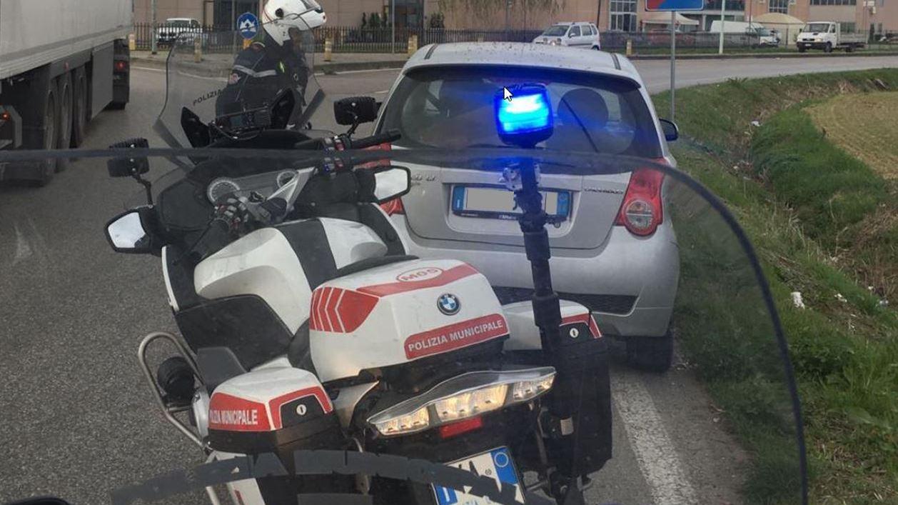 Un controllo della Polizia municipale