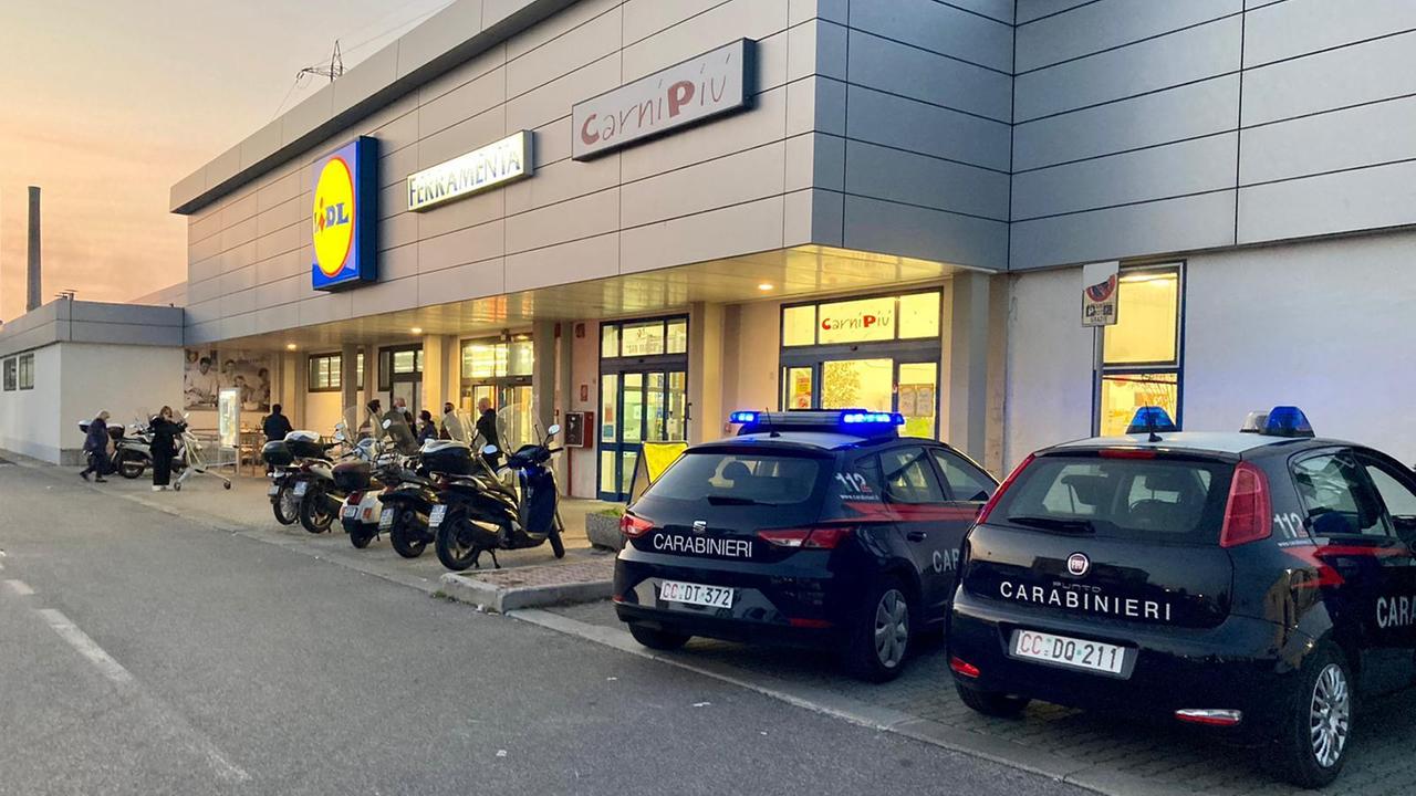 I carabinieri fuori dalla Lidl di via Filzi (foto Dario Marzi)