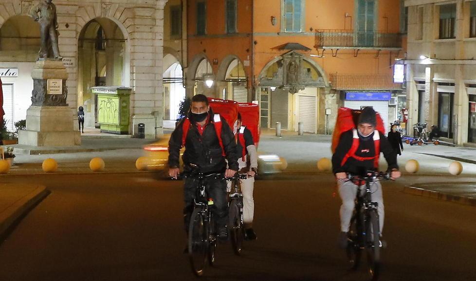 A Pisa dopo le 22 sono loro, i riders delle società di food delivery, i veri “padroni” delle strade deserte a causa del coprifuoco (foto fabio muzzi)