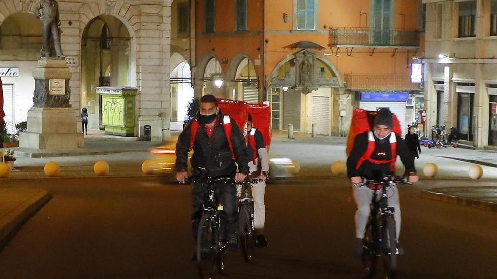 A Pisa dopo le 22 sono loro, i riders delle società di food delivery, i veri “padroni” delle strade deserte a causa del coprifuoco (foto fabio muzzi)