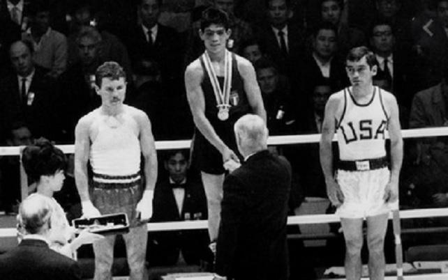 Fernando Atzori sul gradino più alto del podio a Tokyo 1964