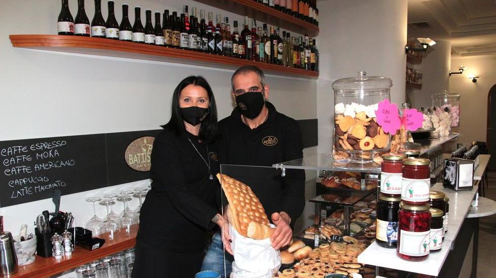 Aprono un bar a Viareggio cinque giorni prima della zona arancio: «Faremo asporto, ma che amarezza»