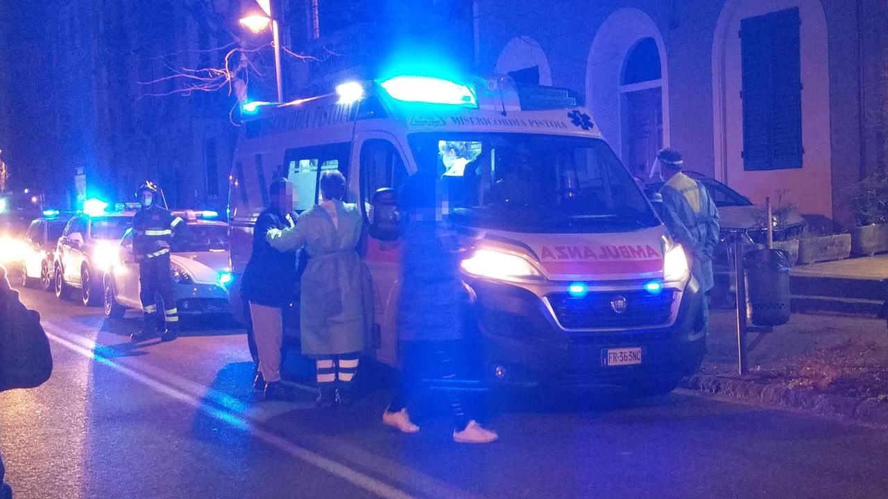 La zia del bambino mentre sta per salire sull'ambulanza