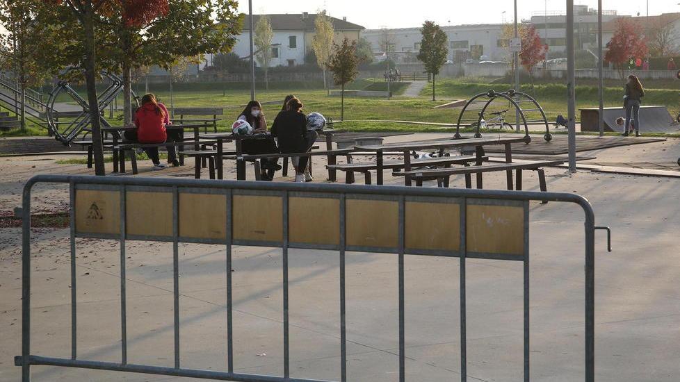 Il parco Orzali a Monsummano con le transenne del Comune (Foto Nucci)