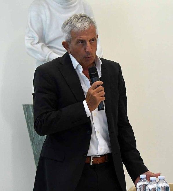 Il direttore dell'ospedale: «A Pontremoli un reparto blindato e per malati non più gravi» 