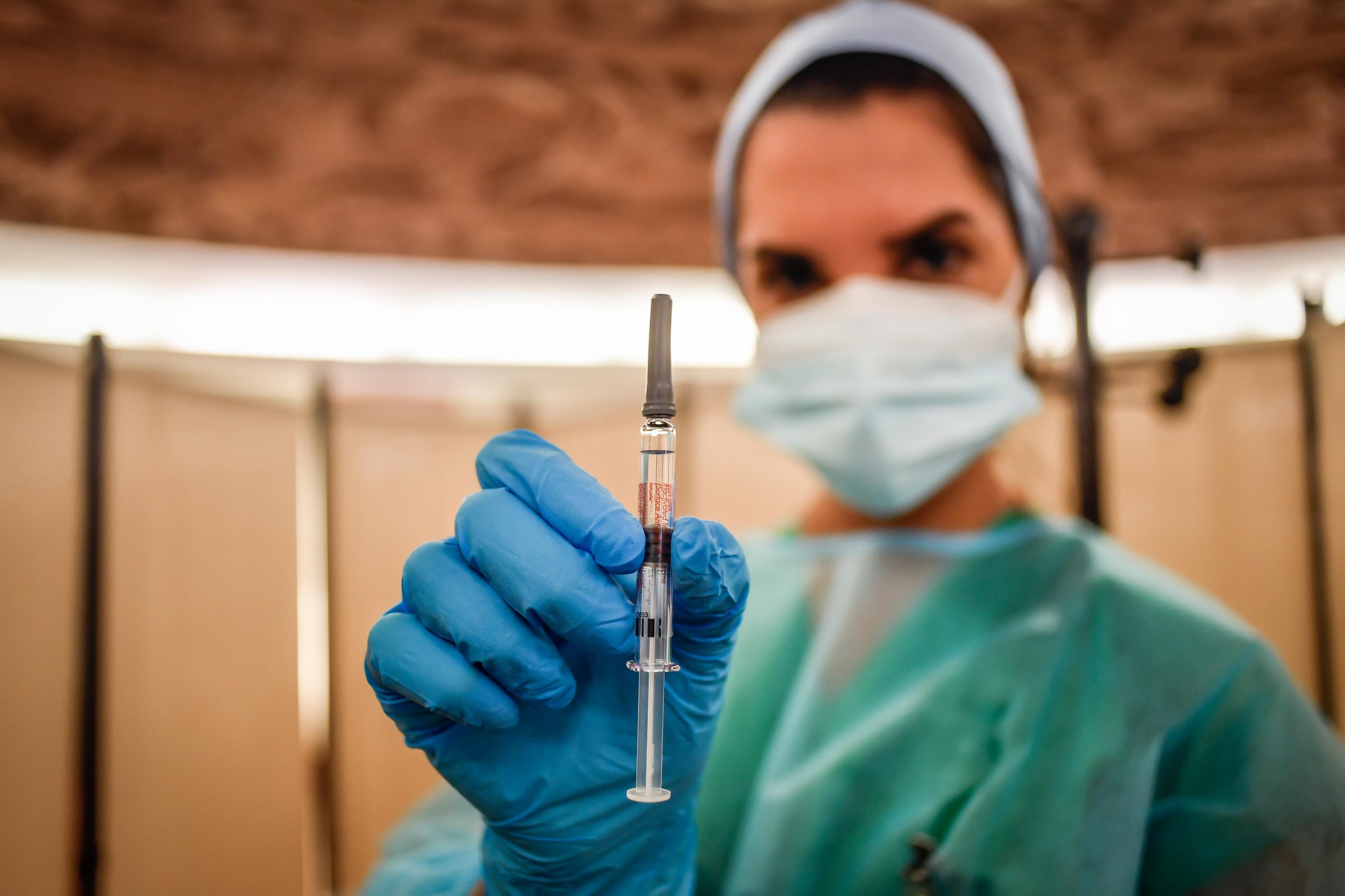 Vaccino antinfluenzale, arrivate altre dosi: «Ma non bastano, ai medici ne servono di più»