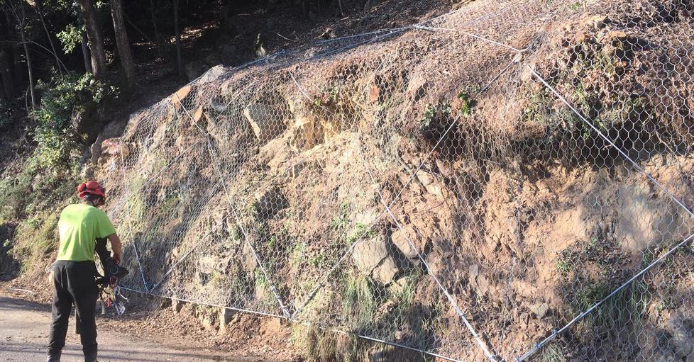 Pronta la rete paramassi torna in sicurezza la strada di Calcinaia