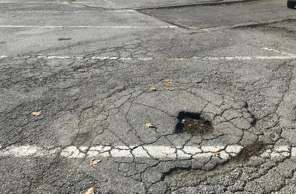 Al parcheggio della Pesa una buca pericolosa