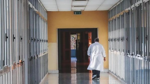 Il disagio dei non-pneumologi nelle corsie Covid ora le divergenze tra medici esplodono sui social