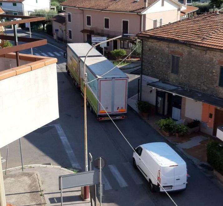 Cinquanta camion al giorno in via del Gallo 