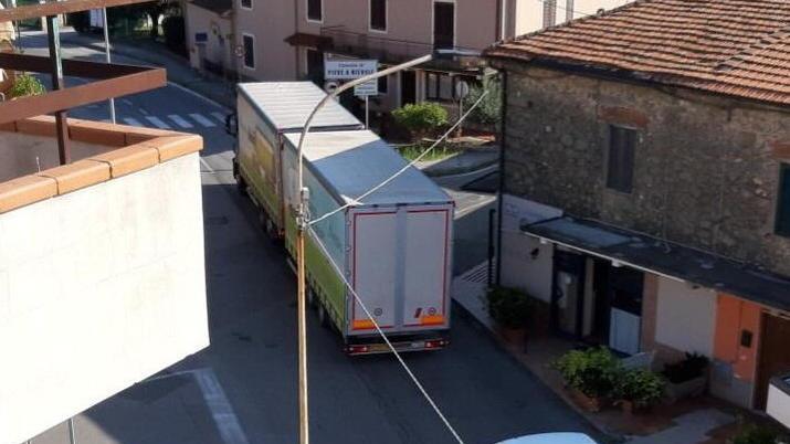 Cinquanta camion al giorno in via del Gallo