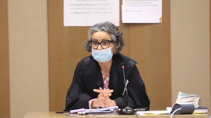Padre violento vieta scuola amici e costumi occidentali «Altrimenti uso l’accetta»