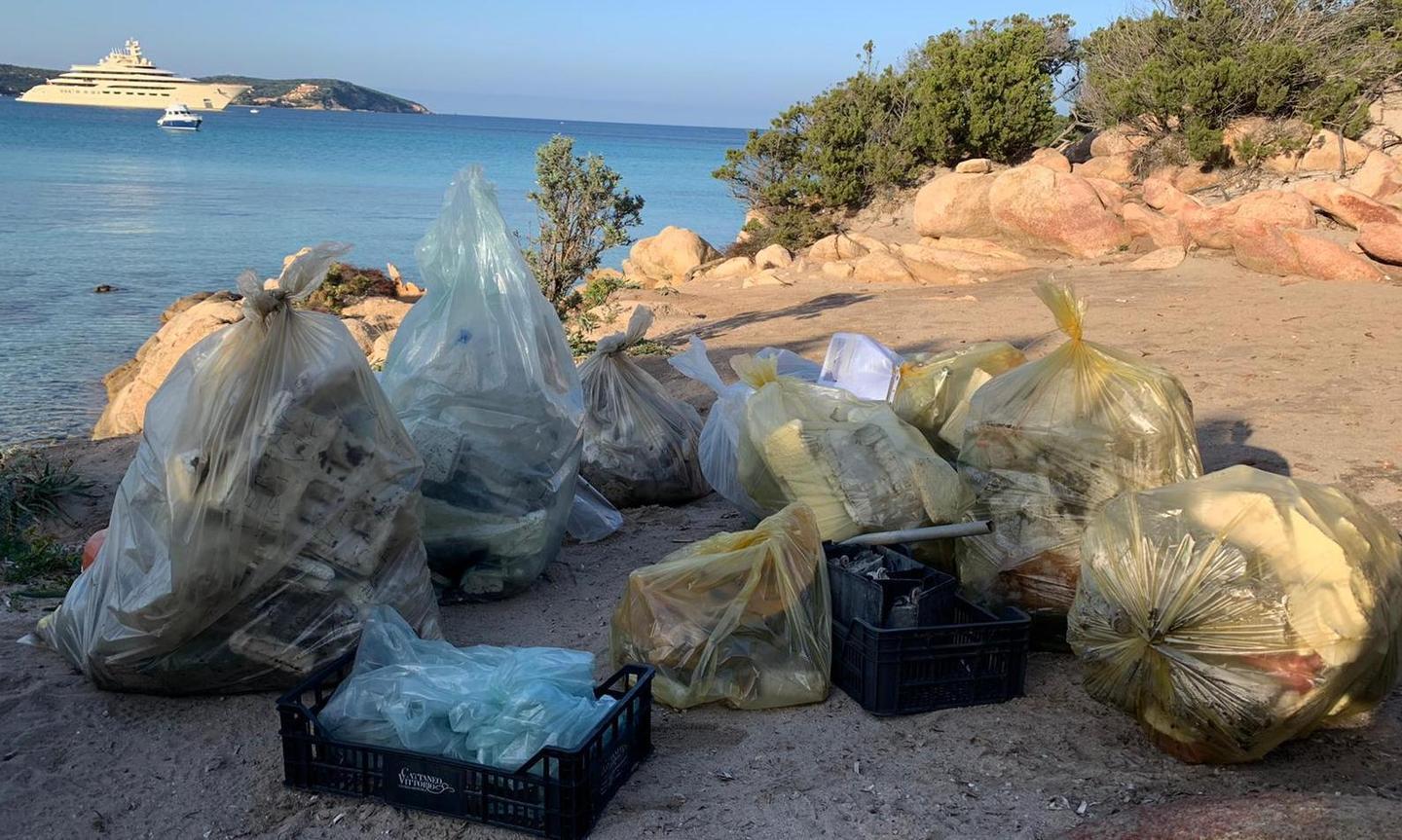Otto ragazzi ripuliscono la spiaggia