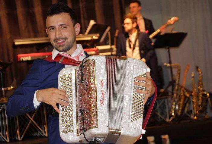 Bruno Vischi con la sua fisarmonica durante una serata nel 2018