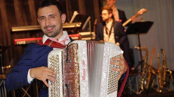 Bruno Vischi con la sua fisarmonica durante una serata nel 2018