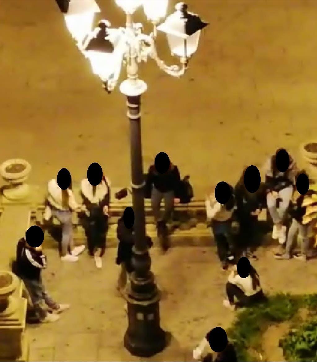 Sassari, senza mascherina in piazza d'Italia: 8 giovani multati