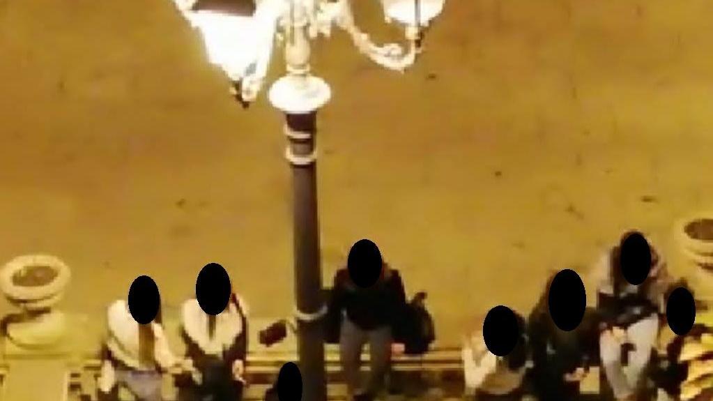 Sassari, senza mascherina in piazza d'Italia: 8 giovani multati