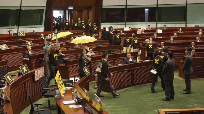 Hong Kong: si dimettono tutti i deputati pro-democrazia