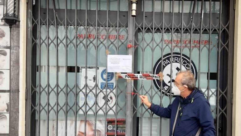 Il controllo della Polizia municipale nel negozio di parrucchiere