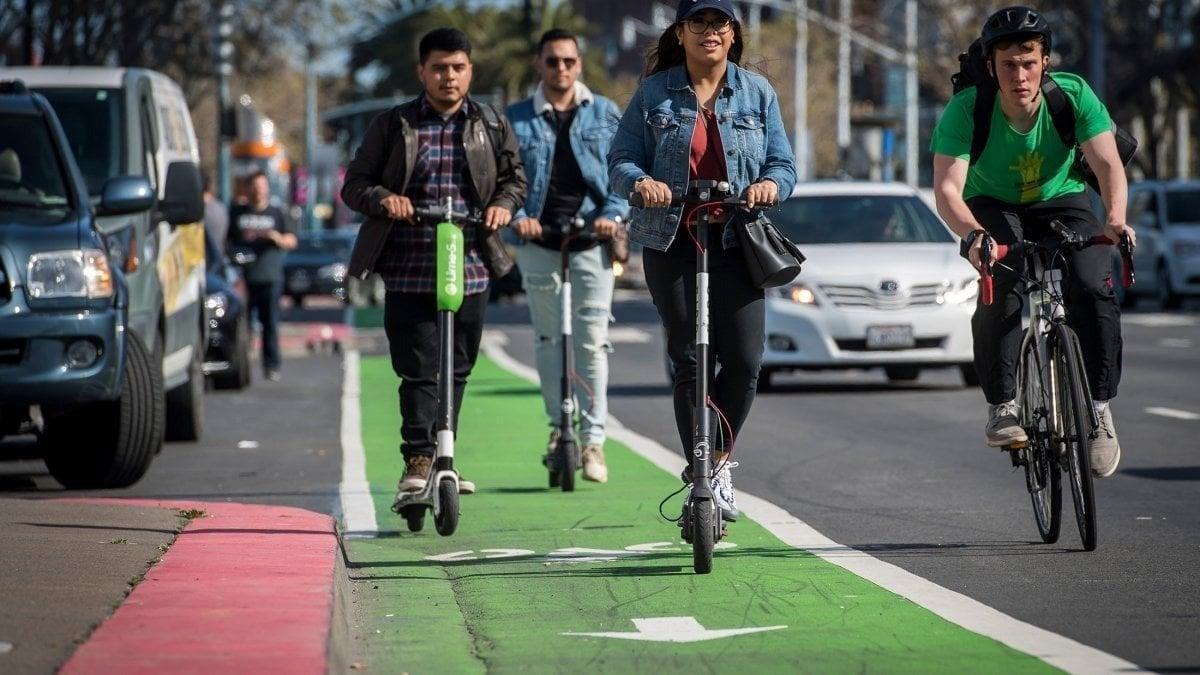 Ferrara, ok a sharing di bici e monopattini: ecco le regole 