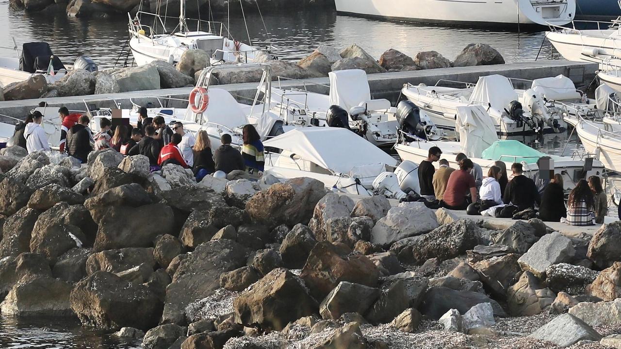 Assembramenti sul moletto di Antignano (foto Dario Marzi)