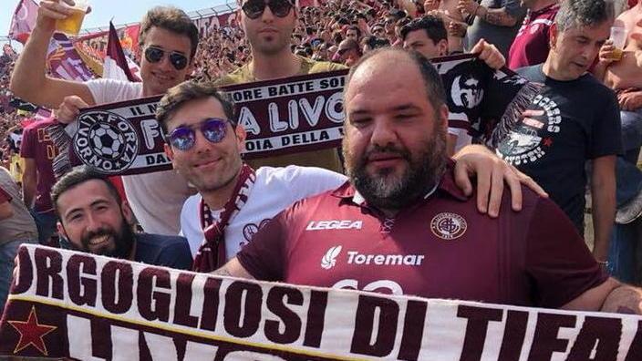 Jonathan Mangone insieme ai suoi amici della curva del Livorno