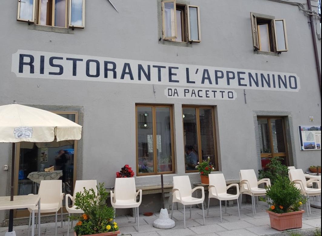 Il ristorante diviso tra due fasce: la cassa è nella "gialla" e la macchinetta del caffè nell'"arancione"