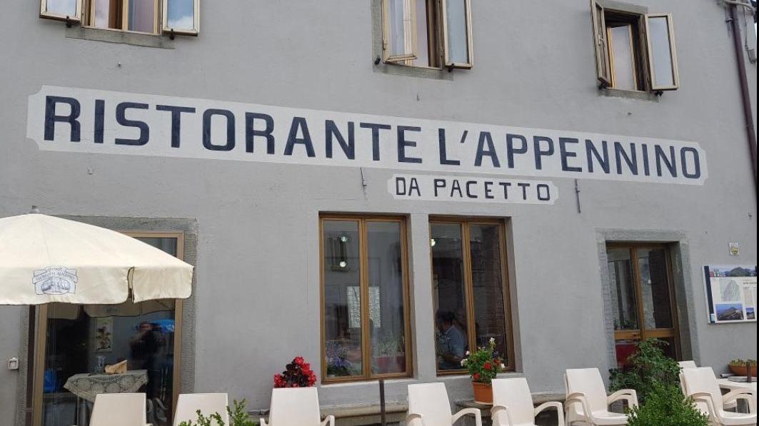 Il ristorante diviso tra due fasce: la cassa è nella "gialla" e la macchinetta del caffè nell'"arancione"