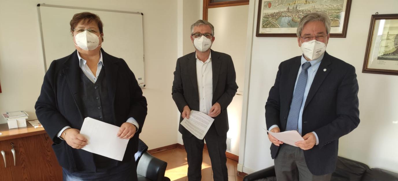 Un momento della firma dell'accordo