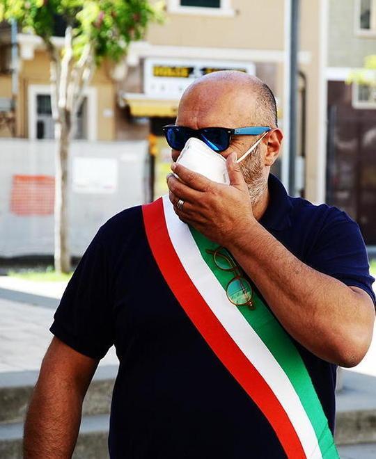Il messaggio del sindaco di Cecina: «Il numero dei contagi è troppo elevato, ognuno di noi deve fare la sua parte» 