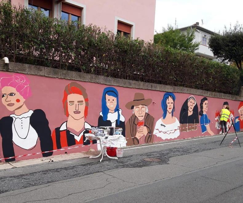 I cittadini di Nibbiaia puliscono un vecchio muro: ecco un'opera d’arte per rallegrare il paese 