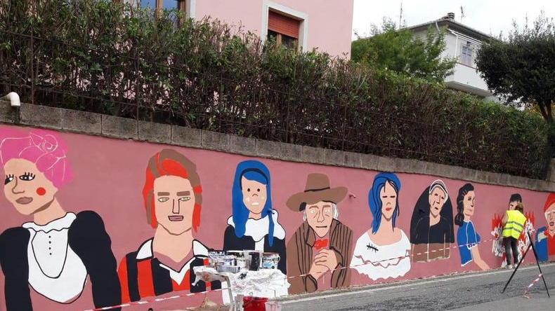 I cittadini di Nibbiaia puliscono un vecchio muro: ecco un'opera d’arte per rallegrare il paese