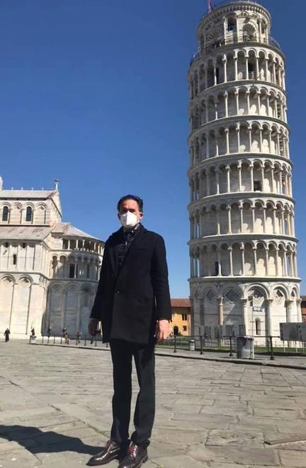 Il sindaco Michele Conti davanti alla Torre di Pisa
