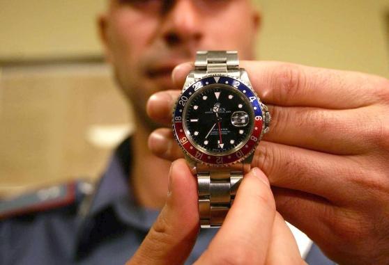 Un carabiniere mostra Rolex rubato (foto archivio)