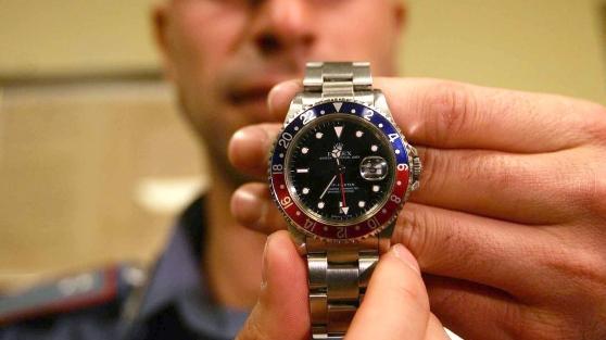 Un carabiniere mostra Rolex rubato (foto archivio)