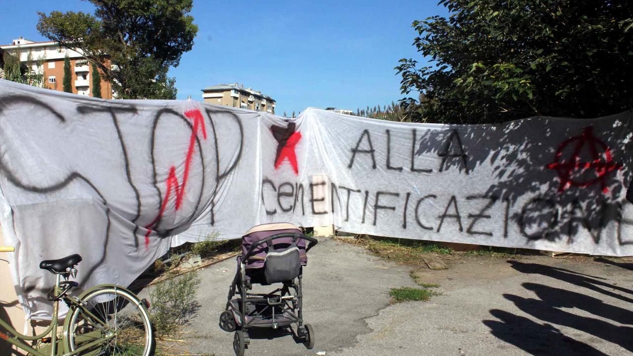 Uno striscione di protesta contro la cementificazione nella zona degli orti urbani (Foto d'archivio: Corrado Salvini)