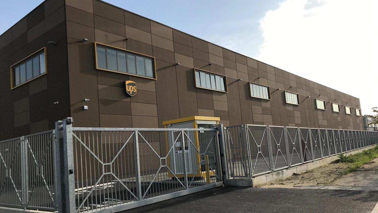 Il grande magazzino del gruppo Ups in via Sabadell al Macrolotto 2