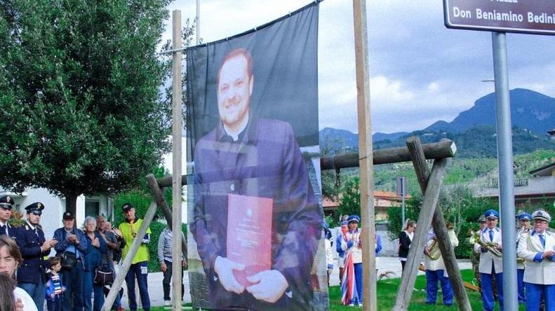 Capezzano, un busto in piazza alla memoria di don Beniamino a tre anni dalla morte