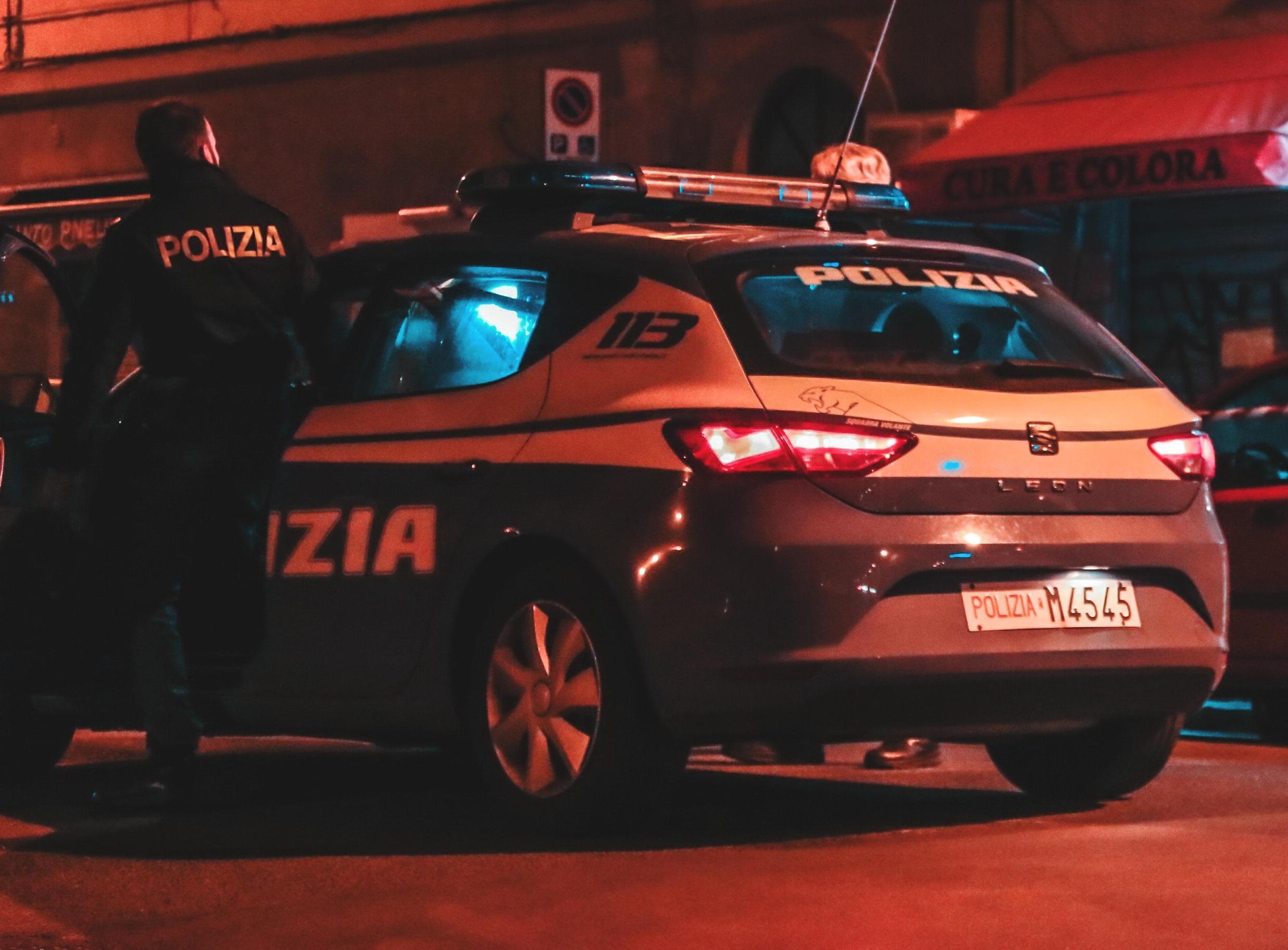 Una volante della polizia di Stato durante un controllo
