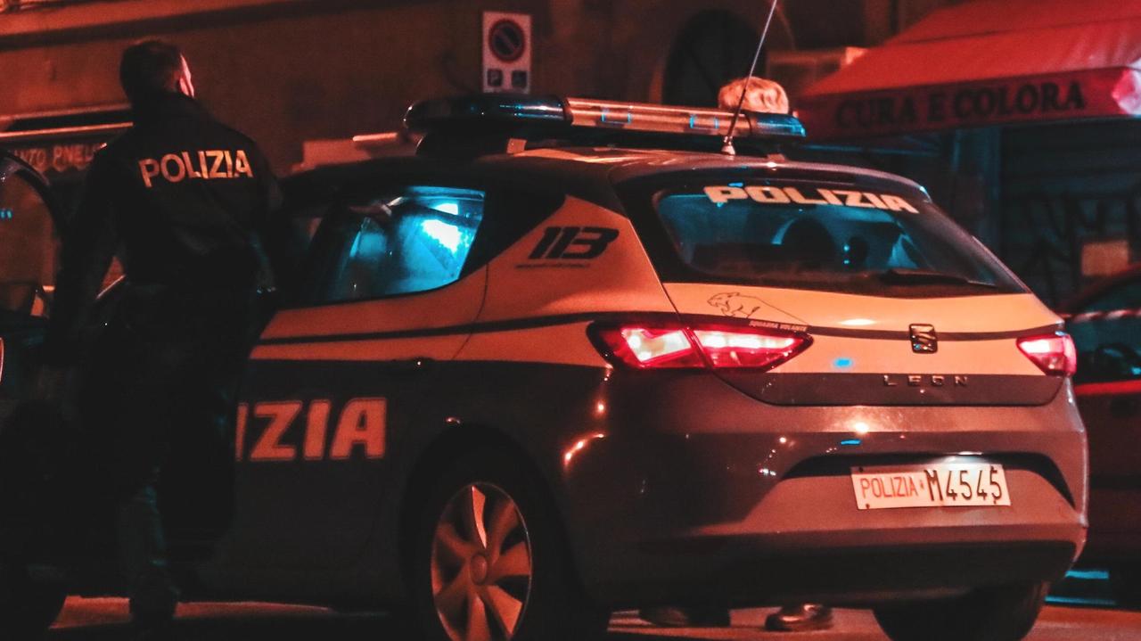 Una volante della polizia di Stato durante un controllo