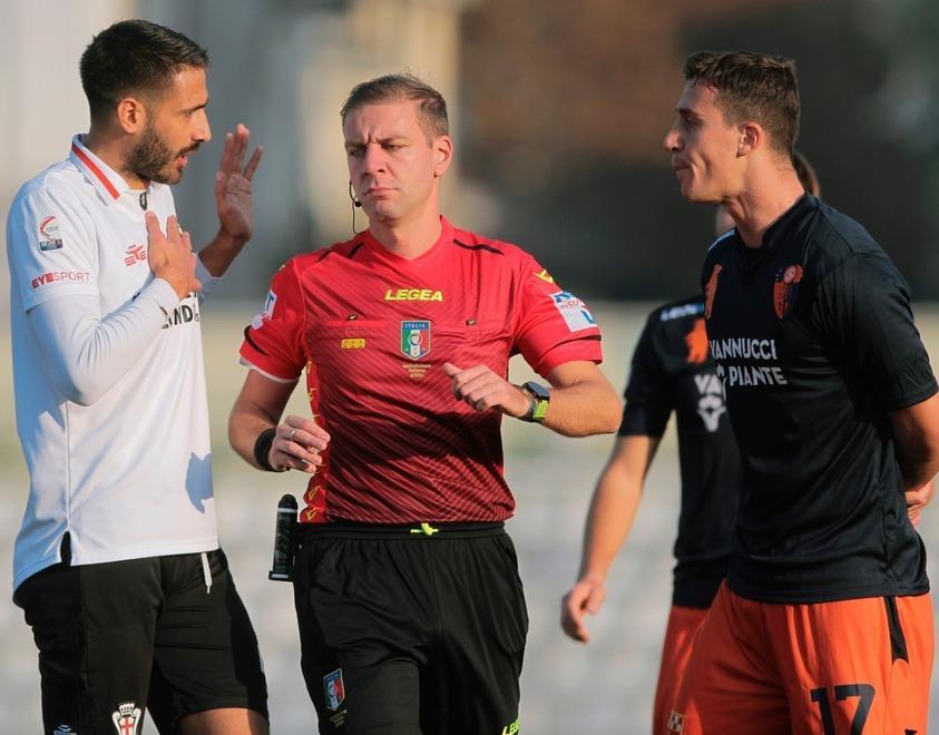 Chinellato ( a destra) discute con un avversario sotto lo sguardo dell'arbitro Maggio di Lodi