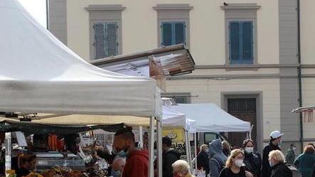 I commercianti protestano: mercato aperto senza cautele anticovid. Il sindaco: chiuderlo sarebbe una sconfitta