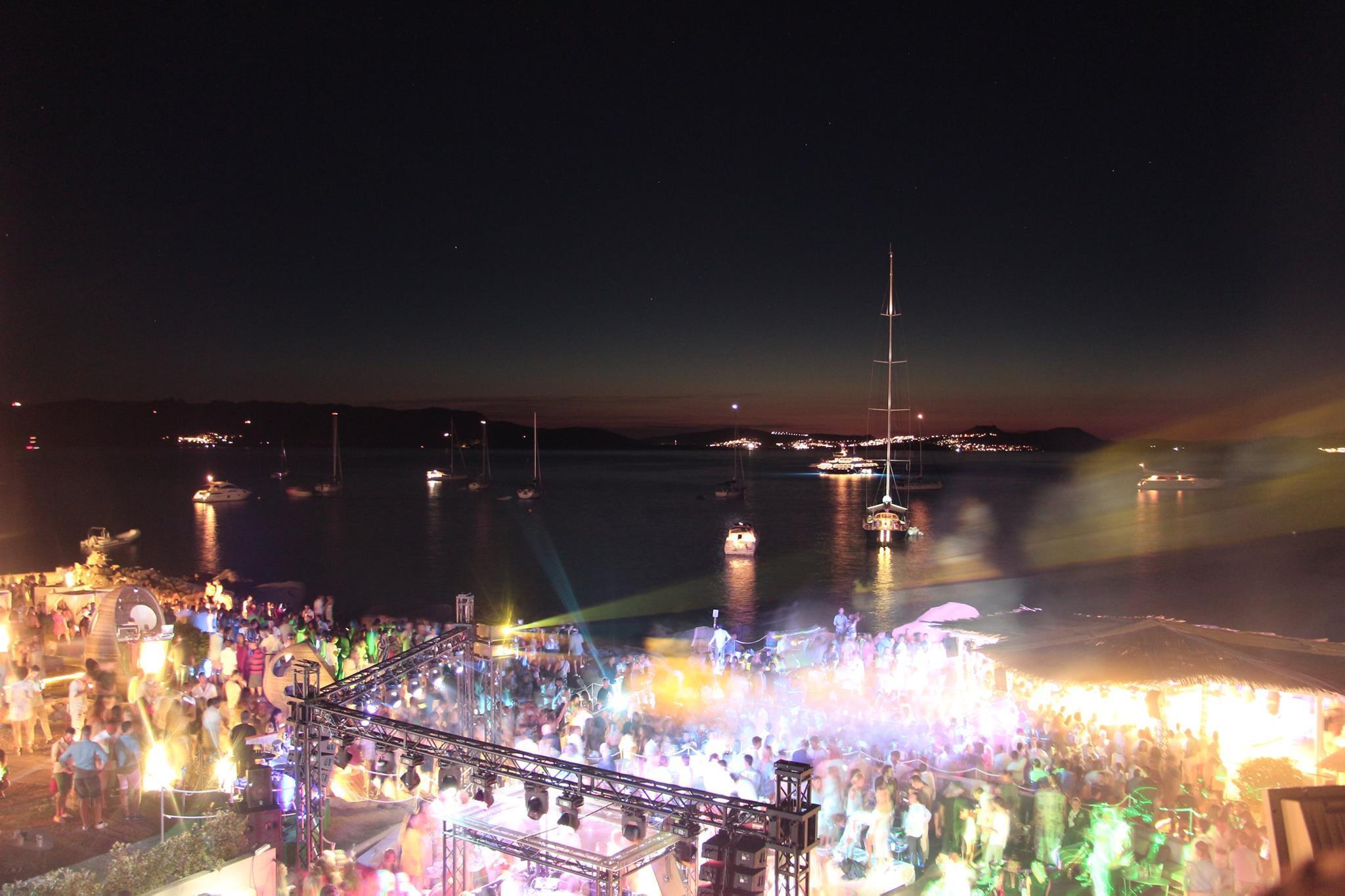 Covid in Sardegna, discoteche aperte a Ferragosto: giallo sul parere tecnico, la polizia alla Regione 